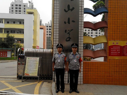 駐雨花區(qū)楓樹山小學(xué)執(zhí)勤保安員